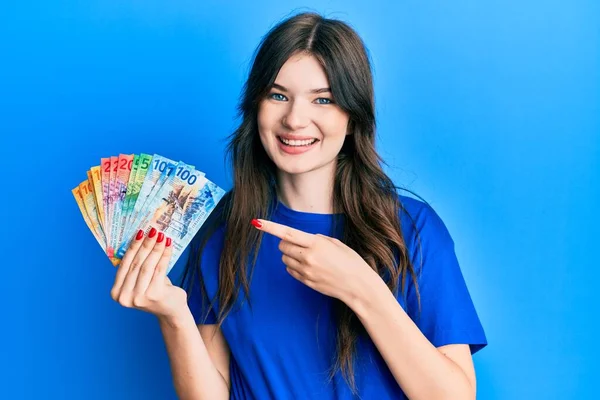 Joven Hermosa Chica Caucásica Sosteniendo Billetes Franco Suizos Sonriendo Feliz — Foto de Stock