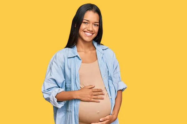 Krásná Hispánská Žena Očekává Dítě Ukazuje Těhotné Břicho Vypadá Pozitivně — Stock fotografie