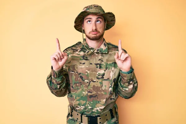 Mladý Běloch Maskáčové Armádní Uniformě Ukazuje Nahoru Smutně Rozrušeně Ukazuje — Stock fotografie