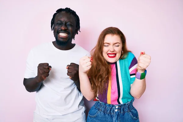 Couple Interracial Portant Des Vêtements Décontractés Excités Pour Succès Avec — Photo