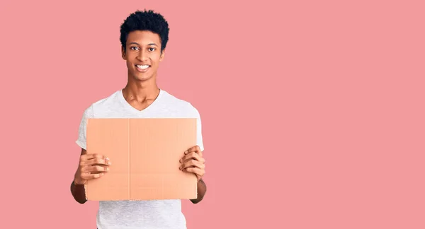 Mladý Africký Američan Drží Banner Karton Vypadá Pozitivně Šťastně Stojící — Stock fotografie