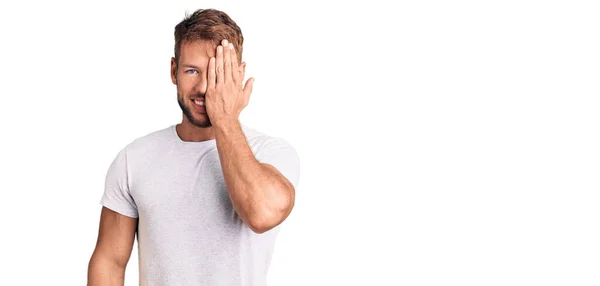 Jonge Blanke Man Met Casual Witte Tshirt Één Oog Met — Stockfoto