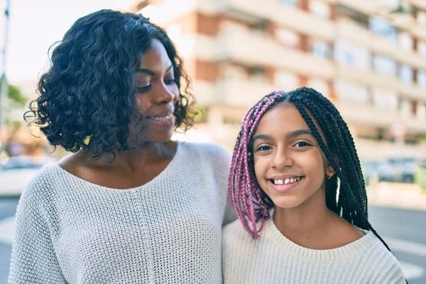 Hermosa Madre Afroamericana Hija Sonriendo Feliz Abrazando Pie Con Sonrisa —  Fotos de Stock