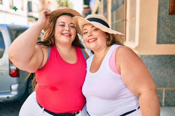 Two Size Overweight Sisters Twins Women Hugging Together Outdoors — Stock Photo, Image