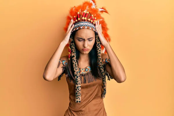 Genç Esmer Kadın Hint Kostümü Giyiyor Baş Ağrısı Çekiyor Acı — Stok fotoğraf