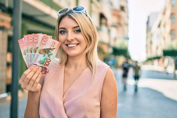 Jovem Loira Sorrindo Feliz Segurando Nova Zelândia Notas 100 Dólares — Fotografia de Stock