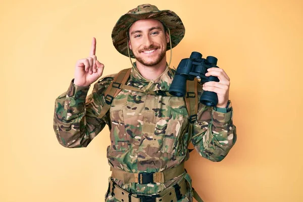 Mladý Běloch Maskáčové Armádní Uniformě Dalekohledem Překvapený Nápadem Nebo Otázkou — Stock fotografie