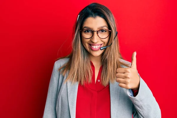 Mooie Brunette Vrouw Werken Het Kantoor Dragen Operator Headset Glimlachen — Stockfoto