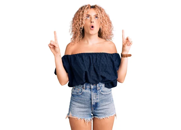 Jonge Blonde Vrouw Met Krullend Haar Dragen Casual Zomerkleren Verbaasd — Stockfoto