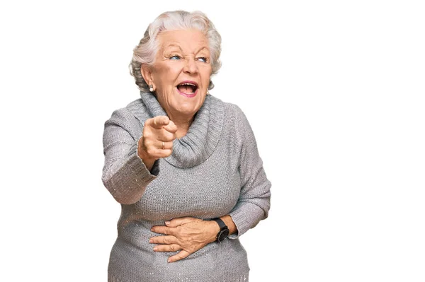 Starsza Siwowłosa Kobieta Luźnym Zimowym Swetrze Śmieje Się Ciebie Wskazuje — Zdjęcie stockowe