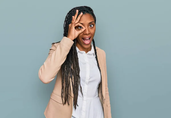 Αφροαμερικανή Γυναίκα Φορώντας Επιχειρηματικό Σακάκι Κάνει Εντάξει Χειρονομία Χέρι Χαμογελώντας — Φωτογραφία Αρχείου