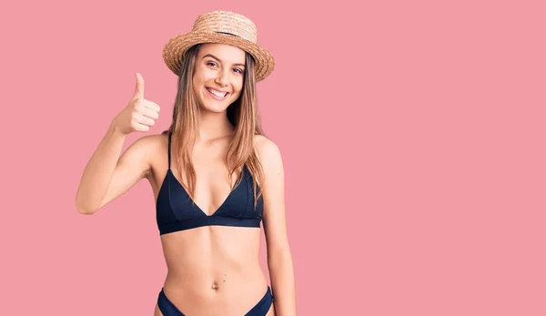Jeune Belle Fille Portant Bikini Chapeau Faisant Des Pouces Heureux — Photo