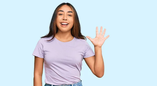 Mujer Latina Joven Usando Ropa Casual Mostrando Señalando Hacia Arriba — Foto de Stock