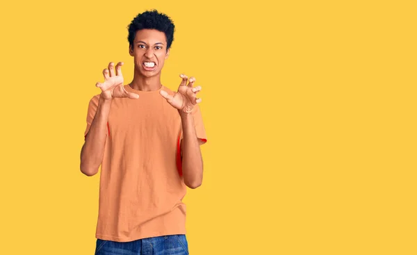 Jovem Afro Americano Vestindo Roupas Casuais Sorrindo Engraçado Fazendo Gesto — Fotografia de Stock