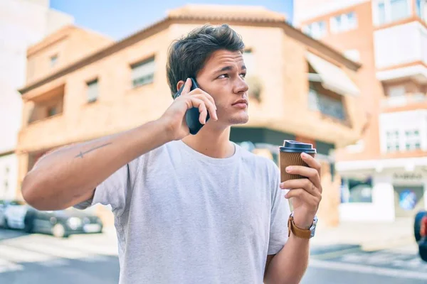 Jeune Homme Caucasien Avec Une Expression Sérieuse Parler Sur Smartphone — Photo