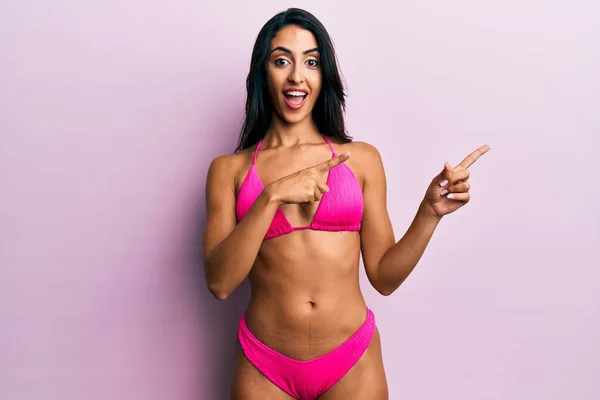 Vacker Latinamerikansk Kvinna Klädd Bikini Leende Och Tittar Kameran Pekar — Stockfoto