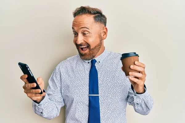 Jóképű Középkorú Üzletember Használ Okostelefon Iszik Egy Csésze Kávét Ünneplő — Stock Fotó