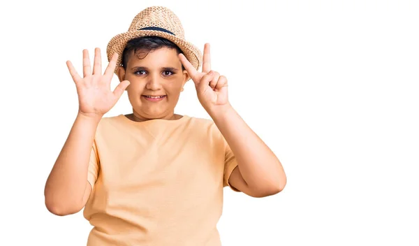 夏の帽子とハワイの水着を身に着けている小さな男の子表示し 指番号7で指摘しながら 自信と幸せ笑顔 — ストック写真