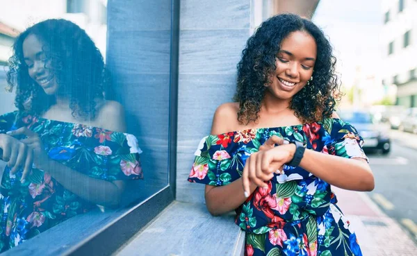 Ung Afrikansk Amerikansk Kvinna Med Lockigt Hår Ler Glad Utomhus — Stockfoto