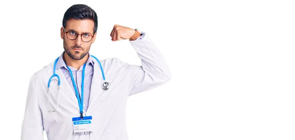 Doktor Üniforması Giyen Genç Spanyol Bir Adam Steteskop Güçlü Kol — Stok fotoğraf