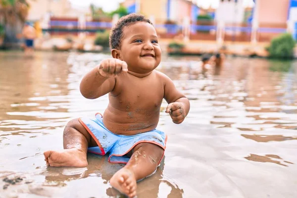 Entzückende Afrikanisch Amerikanische Kleinkind Lächelt Glücklich Strand Sitzen — Stockfoto