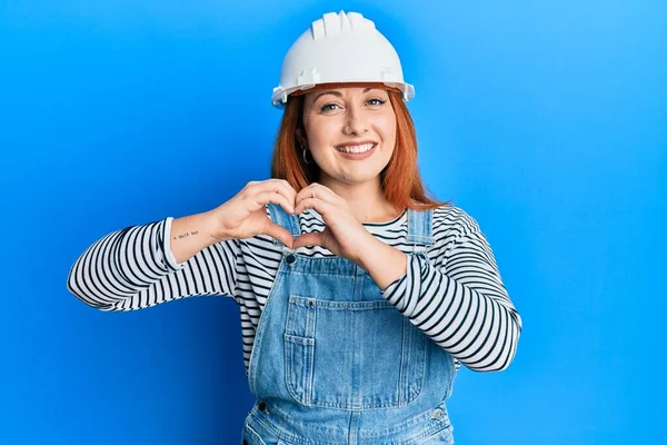 Schöne Rothaarige Frau Mit Einem Architekten Hut Die Verliebt Lächelt — Stockfoto