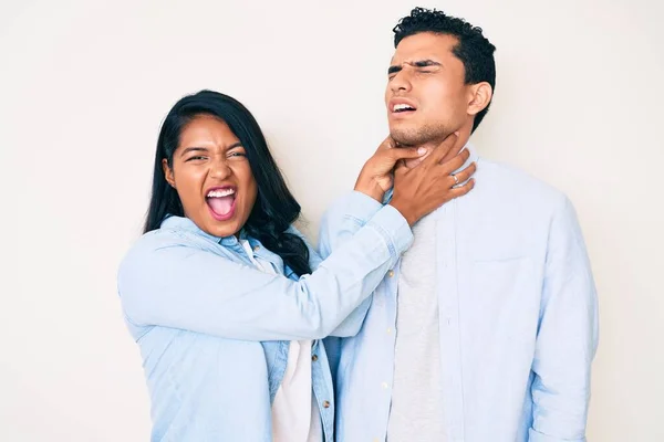 Belo Casal Jovem Latino Vestindo Roupas Casuais Gritando Sufocar Porque — Fotografia de Stock