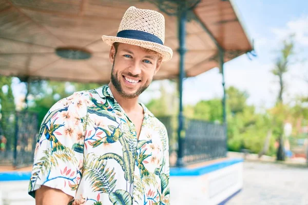 Snygg Kaukasisk Man Bär Sommarmössa Och Blommor Skjorta Ler Glad — Stockfoto