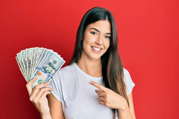 Joven Morena Sosteniendo Dólares Sonriendo Feliz Señalando Con Mano Dedo — Foto de Stock