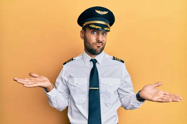 Jóképű Spanyol Férfi Aki Repülőpilóta Egyenruhát Visel Össze Van Zavarodva — Stock Fotó