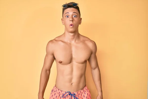 Joven Niño Hispano Usando Traje Baño Sin Camisa Asustado Sorprendido —  Fotos de Stock