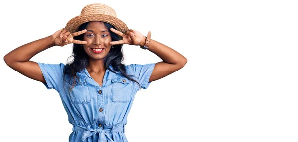Chica India Joven Con Sombrero Verano Haciendo Símbolo Paz Con — Foto de Stock