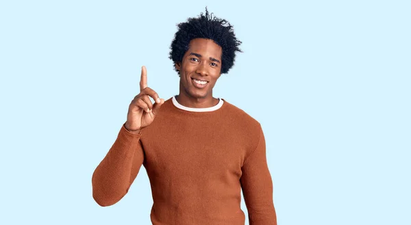 Bonito Homem Americano Africano Com Cabelo Afro Vestindo Roupas Casuais — Fotografia de Stock