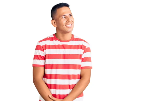 Junger Gutaussehender Lateinischer Mann Lässiger Kleidung Der Mit Einem Lächeln — Stockfoto