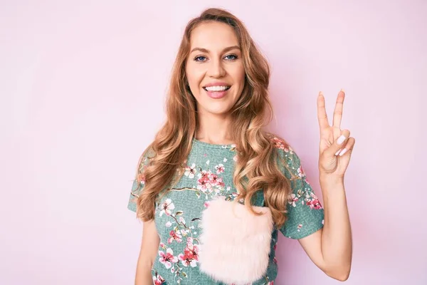 Ung Kaukasiska Kvinna Med Blont Hår Bär Casual Kläder Leende — Stockfoto