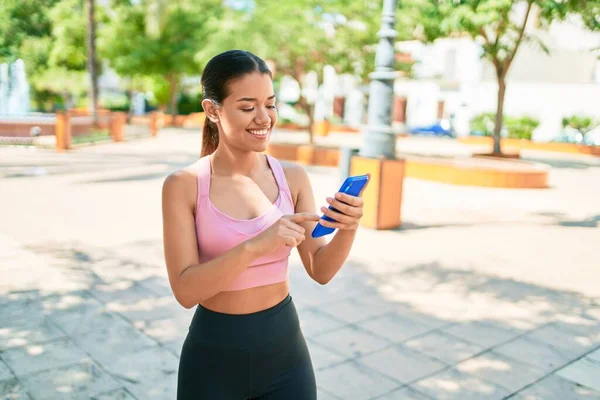 Joven Hermosa Mujer Deportiva Hispana Con Traje Fitness Sonriendo Mensajes — Foto de Stock