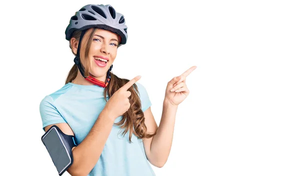 Mooie Kaukasische Jonge Vrouw Dragen Fiets Helm Glimlachen Kijken Naar — Stockfoto