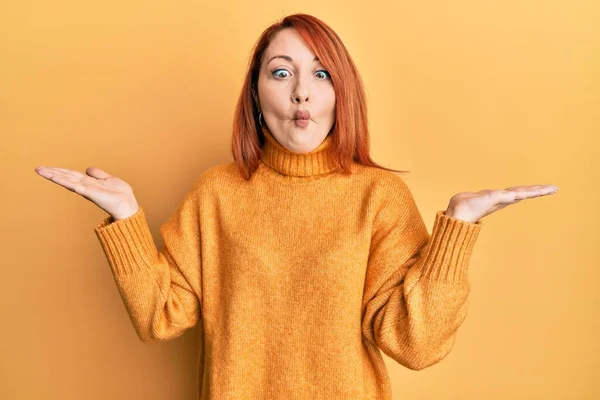 Schöne Rothaarige Frau Präsentiert Mit Offener Handfläche Macht Fischgesicht Mit — Stockfoto