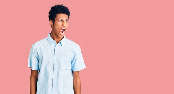 Mladý Africký Američan Oblečený Neformálních Šatů Vztekle Šíleně Křičící Frustrovaný — Stock fotografie