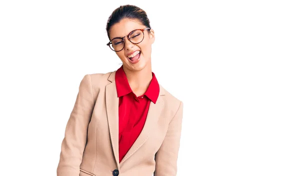 Ung Vacker Kvinna Bär Business Shirt Och Glasögon Blinkar Tittar — Stockfoto