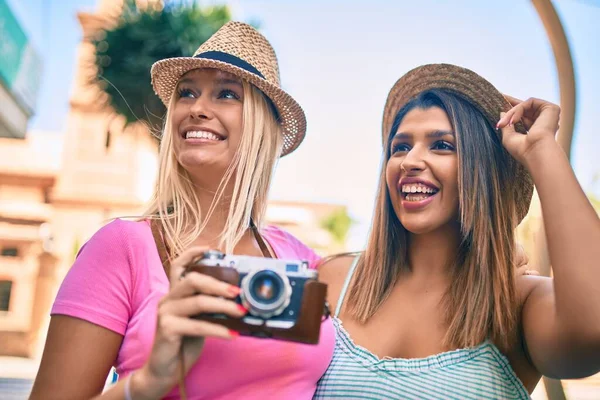 Två Vackra Och Unga Flickvänner Tillsammans Kul Staden Stående Med — Stockfoto