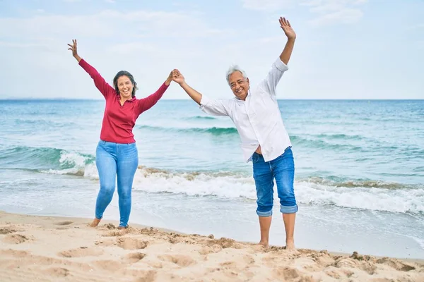 Medelålders Latinamerikanskt Par Andas Med Armarna Upphöjda Stranden — Stockfoto