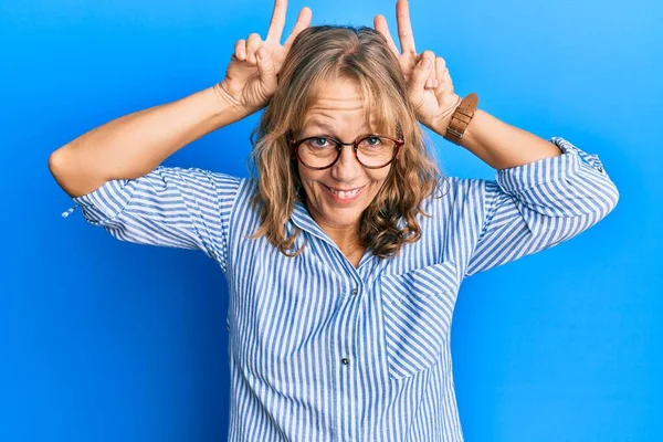 Mujer Rubia Mediana Edad Vistiendo Ropa Casual Gafas Posando Divertido —  Fotos de Stock