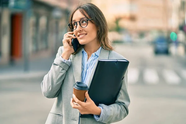 Ung Latinamerikansk Affärskvinna Talar Smartphone Och Dricka Bort Kaffe Staden — Stockfoto