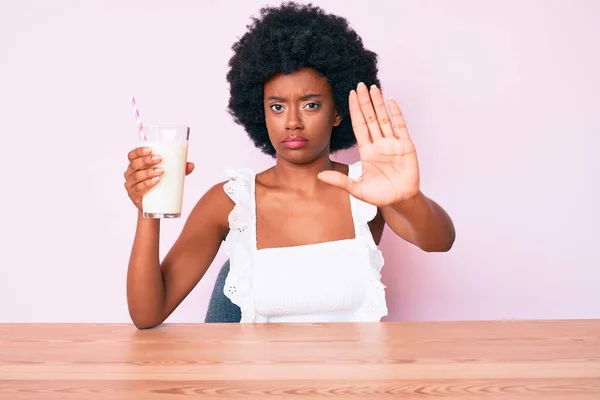 Jovem Afro Americana Segurando Copo Leite Com Mão Aberta Fazendo — Fotografia de Stock