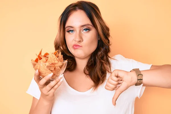 Jovem Bela Mulher Caucasiana Segurando Nachos Batatas Fritas Com Rosto — Fotografia de Stock