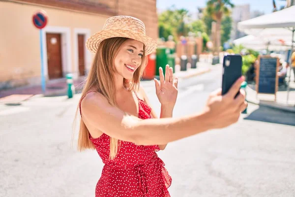 Jovem Caucasiana Menina Turística Sorrindo Feliz Fazendo Videochamada Usando Smartphone — Fotografia de Stock