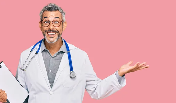 Medelålders Gråhårig Man Bär Läkare Stetoskop Hålla Urklipp Fira Seger — Stockfoto
