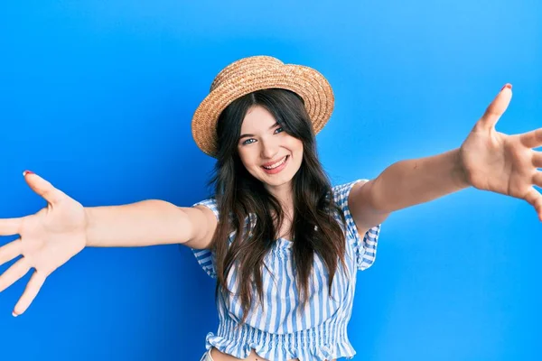 Junge Schöne Kaukasische Mädchen Mit Sommermütze Die Die Kamera Lächeln — Stockfoto