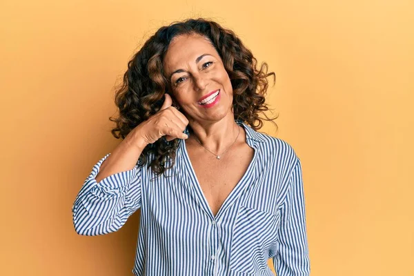 Eine Hispanische Frau Mittleren Alters Lässiger Kleidung Lächelt Und Macht — Stockfoto